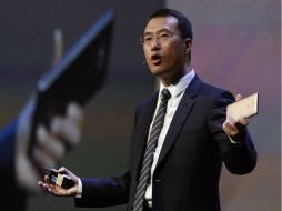 Su batería de alta densidad le permite a los usuarios estar sin cargar su teléfono por 2.36 días. EFE / P. Buck