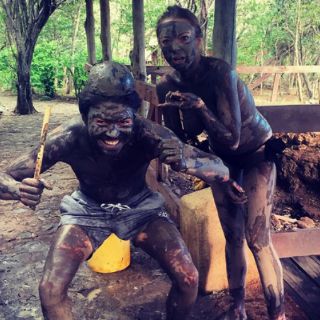 Lindsay Lohan cubre su cuerpo desnudo con barro