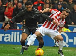 El Liverpool dominó el partido ante un rival en el que solo el suizo Xherdan (der) parecía tener peligro con el balón en los pies. AP / R. Vieira