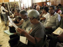 Los jaliscienses hacen filas para pagar las múltiples deudas. EL INFORMADOR / E. Barrera