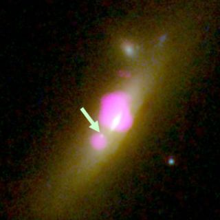 Extraña galaxia con dos agujeros negros tiene uno más delgado