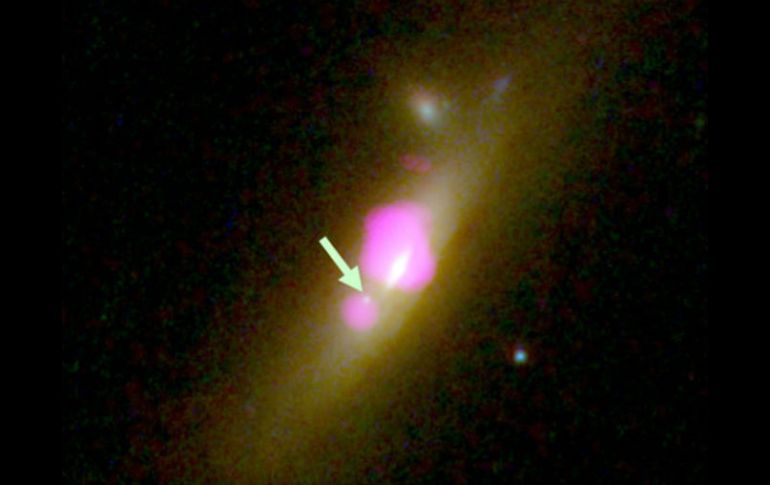 La galaxia recientemente identificada se encuentra a unos mil millones de años luz de distancia. AP / NASA/CU-Boulder