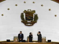 Maduro celebra la decisión de los diputados chavistas de abandonar la sesión de instalación de la Asamblea Nacional. AFP / J. Barreto