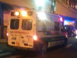 En su huida, los delincuentes arrollaron a un policpia y chocaron una patrulla. ESPECIAL /