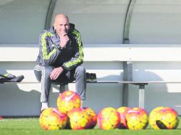 En su primera práctica como entrenador de los madrileños, Zinedine Zidane observa a sus jugadores. EFE /