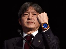 El presidente de Casio, Kazuhiro Kashio, luce en su muñeca el nuevo reloj inteligente. AP / D. Becker