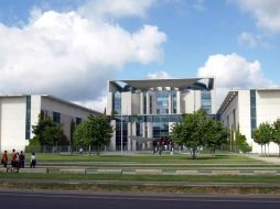 El edificio quedó en resguardo hasta que se determine el contenido del paquete. ESPECIAL /