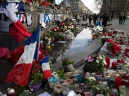 Ciudadanos continúan depositando ofrendas a las víctimas a casi dos meses de que sucedieran los ataques terroristas. AFP / J. Saget
