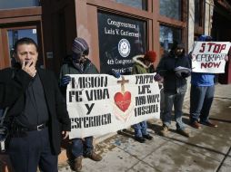 El padre José Landaverde encabeza una protesta para exigir que se ponga fin a las redadas y deportaciones. EFE / ARCHIVO