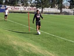 Oswaldo Alanís se sigue recuperando de la lesión fuerte de rodilla que sufrió con el Tri y este miércoles entrenó por separado. TWITTER / @Chivas