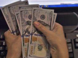 La depreciación del peso obedece principalmente al hundimiento de los precios del crudo. AFP / ARCHIVO