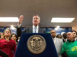 Este miércoles, el alcalde neoyorquino Bill de Blasio anunció el aumento al salario para mejorar la contribución a las familias. AFP / A. Burton