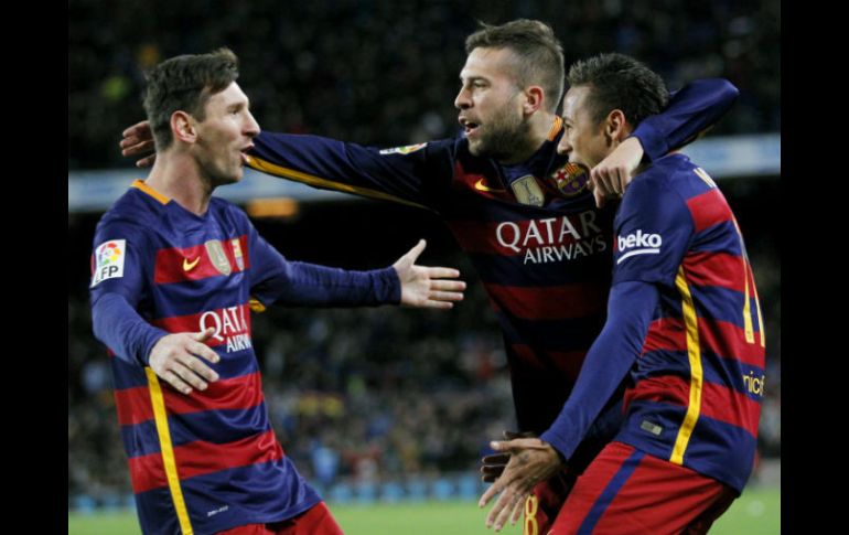El Barcelona, guiado por un 'doblete' y un gran partido de Lionel Messi, dio un paso importante hacia los cuartos. EFE / A. García