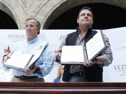 El titular de la Sedesol, José Antonio Meade y el gobernador de Jalisco, Aristóteles Sandoval durante la firma de convenio. NTX / Especial