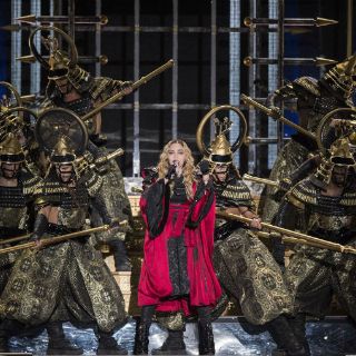 Madonna brinda homenaje a Frida Kahlo en el Palacio de los Deportes