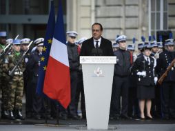 François Hollande pronunció un discurso de Año Nuevo frente a las fuerzas policiacas encargadas de combatir el terrorismo. AP / M. Bureau