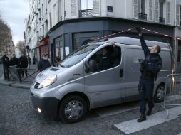 El equipo de artificieros de la policía nacional abandona el área luego de no encontrar bombas ni explosivos. AP / M. Euler