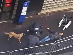 Un papel con una bandera del EI y una reivindicación en árabe han sido hallados en el cadáver del hombre abatido por la policía. AFP / STRINGER