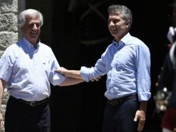 Tabaré Vázques (i) junto a su homólogo Mauricio Macri. EFE / N. Rodríguez
