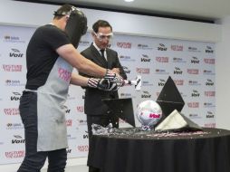 Moisés Muñoz rompió con un mazo la vitrina que contenía el esférico, el cual describió como un producto de alta tecnología. NTX / I. Hernández