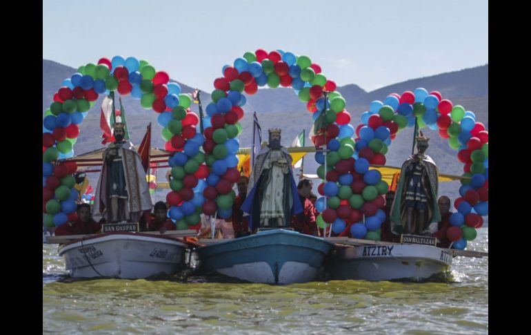 Los Reyes Magos realizan un paseo en lancha por la laguna de Cajititlán. EL INFORMADOR / F. Atilano