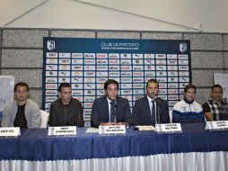 Arturo Villanueva y Joaquín Beltrán fueron los encargados de dar la bienvenida a la tercia de jugadores. MEXSPORT / I. Ortiz