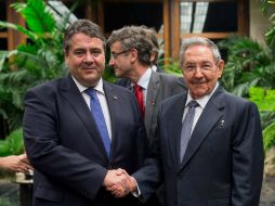 Sigmar Gabriel fue recibidp este viernes en La Habana por el presidente cubano. EFE / M. Weiss