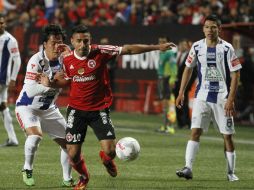 Con la superioridad numérica y el apoyo de su afición, Xolos adelantó líneas en busca de la victoria. NTX / E. Jaramillo