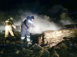 El incendio comienza por la noche en la región de Leningorsk, el edificio era consumido por las llamas cuando llegaron los bomberos. AP /