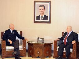 El canciller Walid al-Moallem hace las declaraciones al margen de una reunión con el enviado de la ONU, Staffan de Mistura. AP /