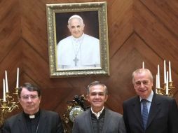 Miguel Ángel Mancera, en companía del nuncio apostólico en México, Christophe Pierre (i) y Alberto Gasbarr (d). TWITTER / @ManceraMiguelMX