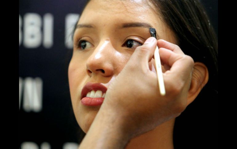 Rellenar la ceja con una mano ligera, hará que el efecto sea más natural. EL INFORMADOR / ARCHIVO