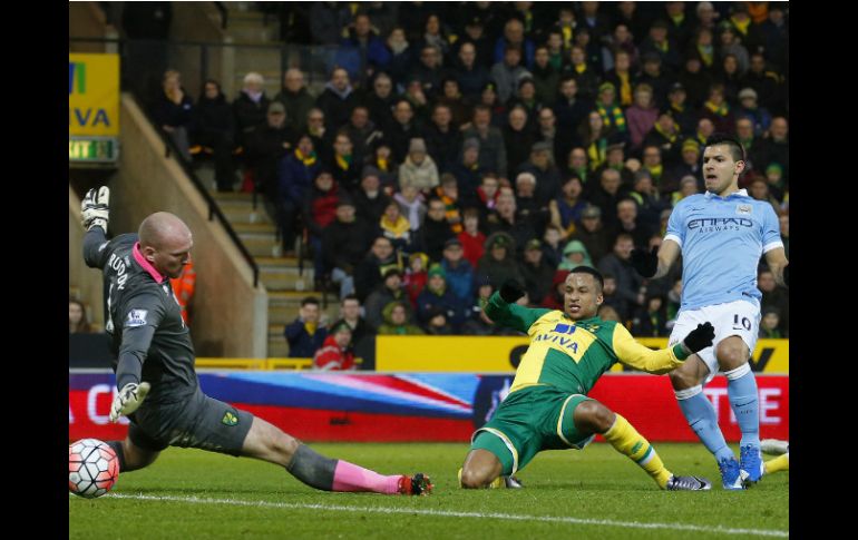 Sergio Agüero, junto a Kelechi Iheanacho y Kevin De Bruyne hacen las anotaciones. AFP / L. Parnaby