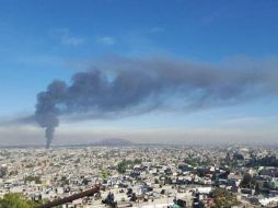 Al lugar arribaron los bomberos para comenzar a remover el escombro. TWITTER / @El_Universal_Mx