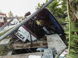 El autocar vuelca en la carretera, a unos 50 kilómetros de las playas desde las que los refugiados inician la travesía hacia Lesbos. EFE / Selangor fire and Rescue Departm