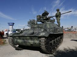 Un retén militar permanece en la carretera cerca al pena. Un tanque del Ejército forma parte del operativo. EFE / J. Méndez