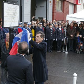 Hollande honra a policía en aniversario de atentados