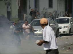 La violencia se desató cuando la policía detuvo a 38 inconformes acusados de motín. SUN / I. Stephens