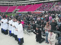 El cardenal Francisco Robles Ortega ofició una misa en la explanada del estadio Omnilife. EL INFORMADOR / M. Vargas