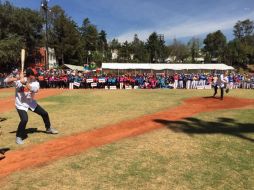 Mancera asistió a la Inauguración de la Temporada 2015-2016 de la 'Liga Olmeca' A.C. de softbol y beisbol. TWITTER / @ManceraMiguelMX