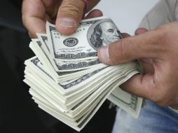 El menor precio para adquirir la moneda de EU es de 16.90 pesos. AP / ARCHIVO