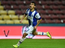 Corona se hizo presente al 62' con un letal disparo. AFP / F. Leong