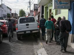 En el Centro de Zapopan una camioneta se sube a la banqueta obstruyendo el paso de peatones. EL INFORMADOR / R. Tamayo