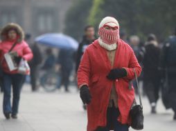 Es importante usar ropa abrigadora para evitar infecciones respiratorias y otros problemas. ESPECIAL /