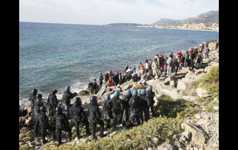 Los inmigrantes pagaban dos mil euros para poder cruzar el Canal de la Mancha. ESPECIAL /