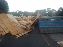 Ya se realizan maniobras para levantar la madera. TWITTER / @PoliciaFedMx