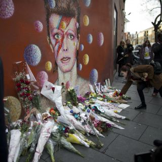 Fans despiden a David Bowie en el barrio londinense en que nació