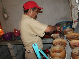El caldo de piedra es considerado tesoro cultural y étnico que le da identidad a su comunidad. NTX /