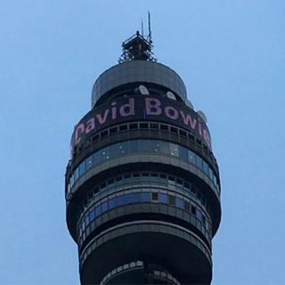 Londres despide a David Bowie con mensaje en la Torre BT