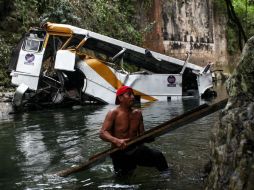 El vehículo, que transportaba a integrantes de un equipo de futbol amateur, cayó desde un puente. AP / ARCHIVO